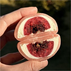 {{photo.Alt || photo.Description || 'Моти красный бархат'}}