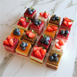 {{photo.Alt || photo.Description || 'Сет пирожных 16 шт с ягодой'}}