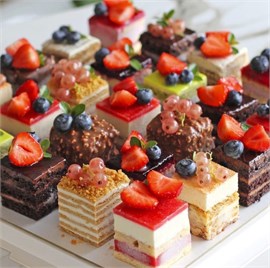 {{photo.Alt || photo.Description || 'Сет пирожных 25 шт с ягодой'}}